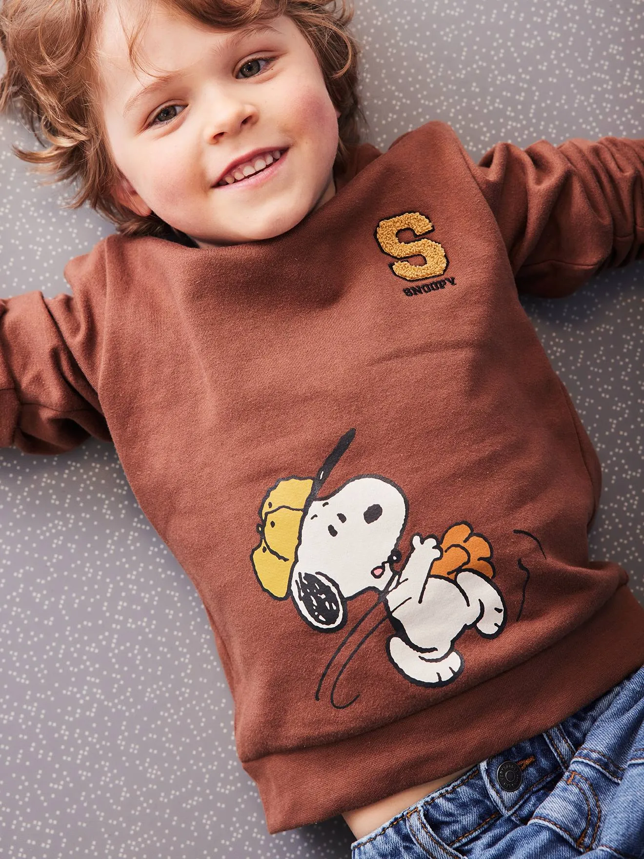 SNOOPY  SWEATER VOOR BABYJONGEN SNOOPY PEANUTS®  MOKKA