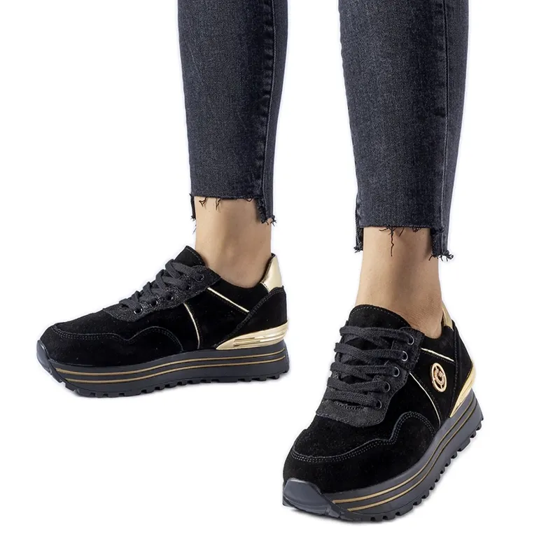 ZWART EN GOUDEN SNEAKERS OP HET ELLIOTTPLATFORM
